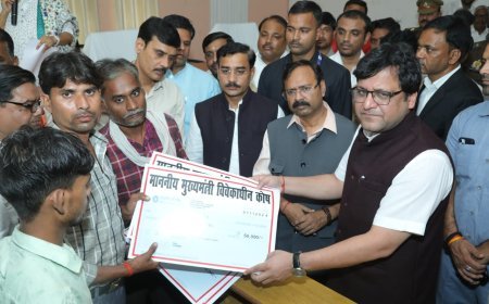 Hardoi Accident: मृतकों के परिजनों व घायलों को मिली सहायता राशि, मंत्री बोले, करेंगे हर संभव मदद