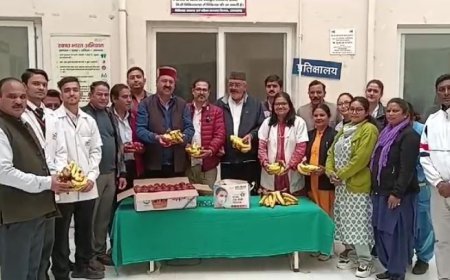 Mussoorie: मरीजों को फल वितरित कर मनाया गया उत्तराखंड का स्थापना दिवस