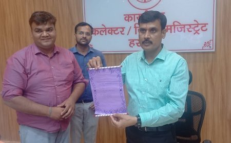 Hardoi News: खूबसूरत आमंत्रण पत्र के माध्यम से किशोरों ने बाल कर्निवाल हेतु जिलाधिकारी को किया आमंत्रित।