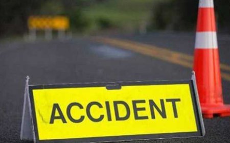 Hathras News: दो बाइकें आपस में भिड़ीं, तीन घायल