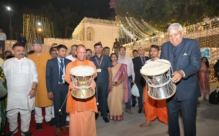 Dev Deepawali: 21 लाख दीपों से रोशन हुई शिव की नगरी, उप राष्ट्रपति और  सीएम योगी ने नमो घाट पर  बजाया डमरू