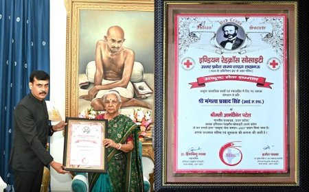 Hardoi News: उत्कृष्ट सेवा सम्मान से नवाजे गए जिलाधिकारी मंगला प्रसाद सिंह 