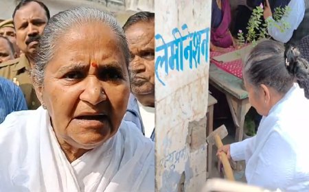 Sambhal News: शिक्षा मंत्री ने अतिक्रमण की जद में आ रही अपनी दुकान पर खुद चलाया हथोड़ा। 