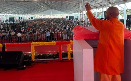 सीएम योगी बोले- कांग्रेस के अंदर अंग्रेजों का डीएनए, 1947 में पाकिस्तान के लिए दंगा करने वाले मुसलमानों से वैसे ही निपट लेते, जैसे आज निपट रहे