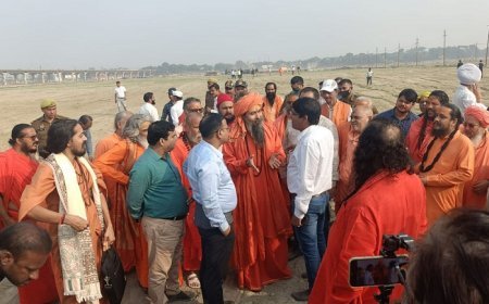 Prayagraj Kumbh Mela: कुंभ क्षेत्र में अखाड़ों के बसावट की प्रकिया शुरू, अखाड़ों की उपस्थिति से कुंभ क्षेत्र में बढ़ी रौनक। 