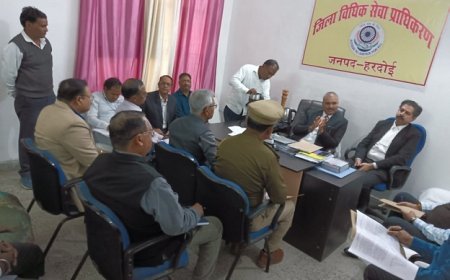 Hardoi News: राष्ट्रीय लोक अदालत के संबन्ध में जिले के प्रशासनिक अधिकारियों के साथ हुई बैठक। 