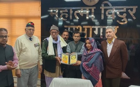 Bijnor News: बिजनौर के 200 वर्ष पूर्ण होने के अवसर पर डीएम ने शहीदों के परिवारों और वीर नारियों को किया सम्मानित। 