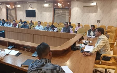 Hardoi News: जिलाधिकारी ने राशन की लम्बे समय से दुकान रिक्त होने पर नाराजगी जताई। 