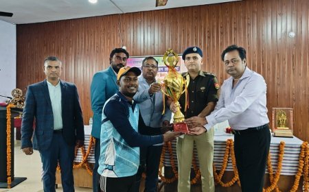 Hardoi News: एसपी नीरज कुमार जादौन ने खिलाड़ियों को पुरस्कृत कर उत्साहवर्धन किया। 