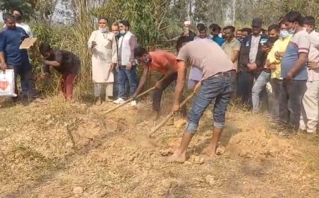 Bijnor News: बिल्लोच में कब्र से निकाली गई युवक की लाश, हत्या या हादसा पीएम रिपोर्ट के बाद होगी जानकारी। 