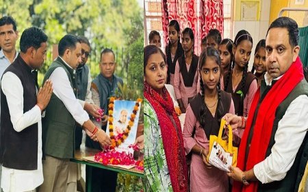 Hardoi News: मुलायम सिंह यादव की पुण्यतिथि पर सपा नेता डा० अश्वनी सिंह ने पुष्पांजलि अर्पित कर मरीजों के बीच फल का किया वितरण।