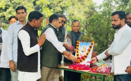 मुलायम सिंह यादव की पुण्यतिथि पर सपा नेता डा० अश्वनी सिंह ने पुष्पांजलि अर्पित कर मरीजों के बीच फल का किया वितरण