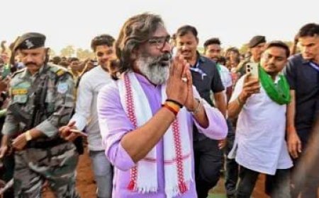 Political News: JMM नेता ने चुनाव आयोग से की मांग, मतगणना केंद्रों पर सस्पेंड हों इंटरनेट सेवा।