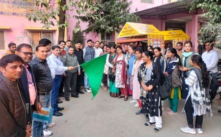 Hardoi News: परिवार नियोजन का सन्देश जन जन तक पहुंचाने को रवाना हुआ सारथी वाहन, मुख्य चिकित्सा अधिकारी ने दिखाई हरी झंडी। 