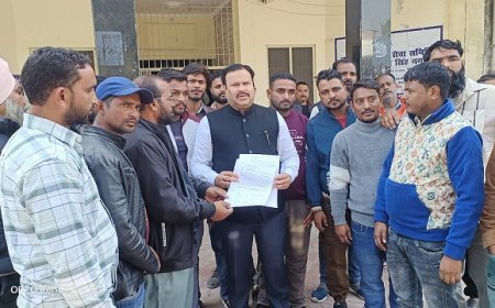 Uttarakhand News:  लघु साप्ताहिक हाट व्यापारियों ने एसडीएम को सौंपा ज्ञापन। 