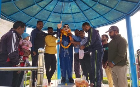 Uttarakhand News: संविधान दिवस पर भीमराव अंबेडकर की प्रतिमा को स्नान। 