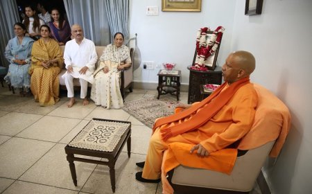 Prayagraj News: न्यायमूर्ति गिरिधर मालवीय के परिजनों से मिलने पहुंचे सीएम योगी, जताई संवेदना। 