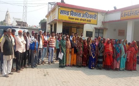 Hardoi News: दो प्रधानों की अगुवाई में सैकड़ो ग्रामीणों ने ब्लॉक का किया घेराव। 