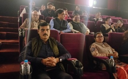 Hardoi News: जनप्रतिनिधियों व अधिकारियों ने देखी 'द साबरमती रिपोर्ट', फ़िल्म देखकर सभी दर्शक हुए भावुक। 