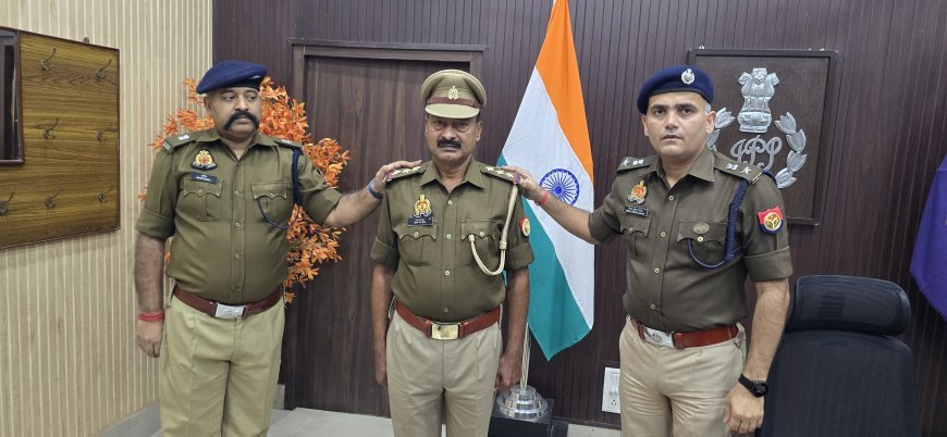Hardoi: 05 उपनिरीक्षकों के कन्धों पर स्टार बढे, एसपी ने दीं शुभकामनाएं