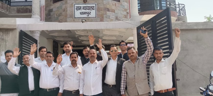 Bijnor: गाजियाबाद में वकीलों के मामले को लेकर ग्रामीण न्यायालय के बाहर किया जोरदार प्रदर्शन