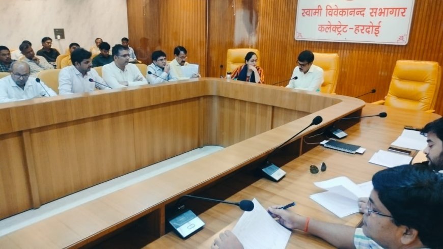 आरआरसी सेंटरों का निर्माण में लापरवाही पर डीएम ने लगाई फटकार, अपात्रों से वसूली से जुड़े ममलों में तेजी लाने के निर्देश दिए