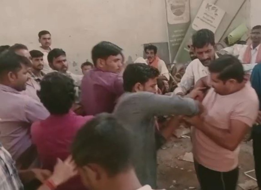 Hardoi: खाद को लेकर किसानों ने समिति अध्यक्ष को पीटा, देखती रही पुलिस