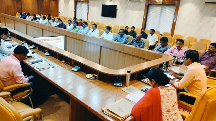 Hardoi News: जिलाधिकारी ने ख़राब प्रगति वाले विभागों को लगायी कड़ी फटकार।