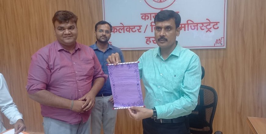 Hardoi News: खूबसूरत आमंत्रण पत्र के माध्यम से किशोरों ने बाल कर्निवाल हेतु जिलाधिकारी को किया आमंत्रित।