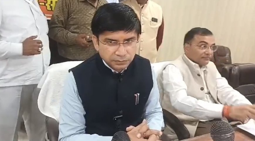 Sambhal News: शिकायत का समाधान न होने पर डीएम की लेखपाल कानूनगो को सस्पेंड करने तथा विभागीय जांच की चेतावनी। 