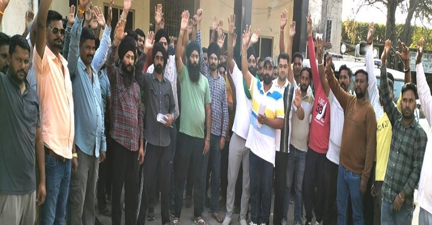 Udham Singh Nagar: बबलू घाट पर माइनिंग कंपनी द्वारा जेसीबी-पोकलैंड से खनन करने के विरोध में खनन कारोबारीयों ने एसडीएम कोर्ट पर किया प्रदर्शन। 