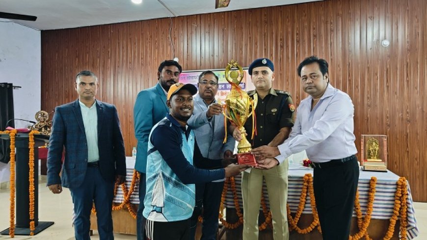 Hardoi News: एसपी नीरज कुमार जादौन ने खिलाड़ियों को पुरस्कृत कर उत्साहवर्धन किया। 