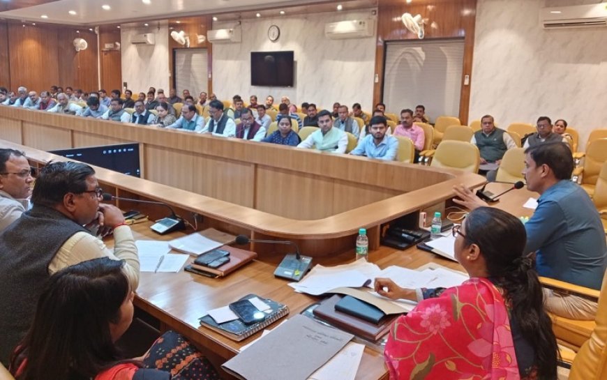 Hardoi News: राजस्व विभाग की बैठक में जिलाधिकारी ने दिए कड़े निर्देश।