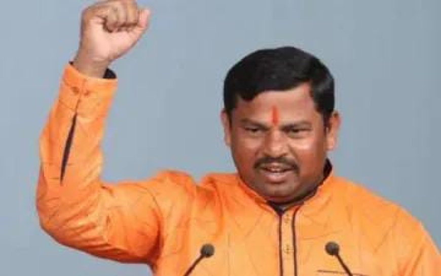 Political News: बाबा बागेश्वर की यात्रा में शामिल हुए टी राजा, बोले- हम हिंदू राष्ट्र की मांग क्यों नहीं कर सकते?