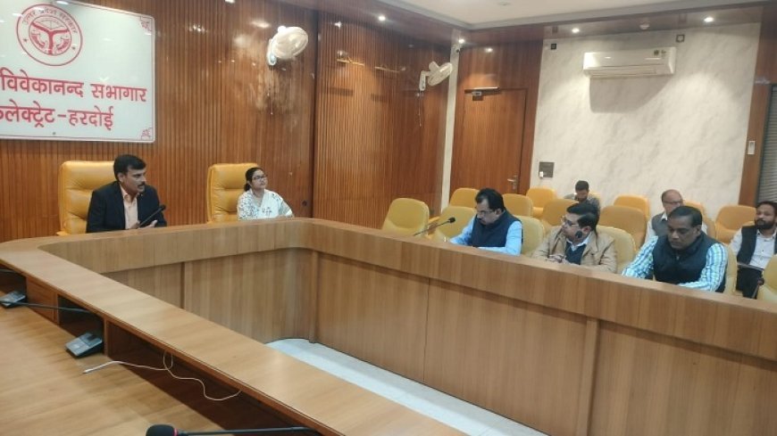 Hardoi News: जिलाधिकारी की अध्यक्षता में हुई सड़क सुरक्षा समिति की बैठक, दिए आवश्यक दिशा-निर्देश।