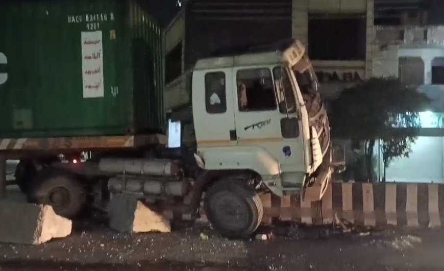 Uttarakhand News: अनियंत्रित कंटेनर डिवाइडर के ऊपर चढ़ा, बड़ा हादसा होने से टल गया। 