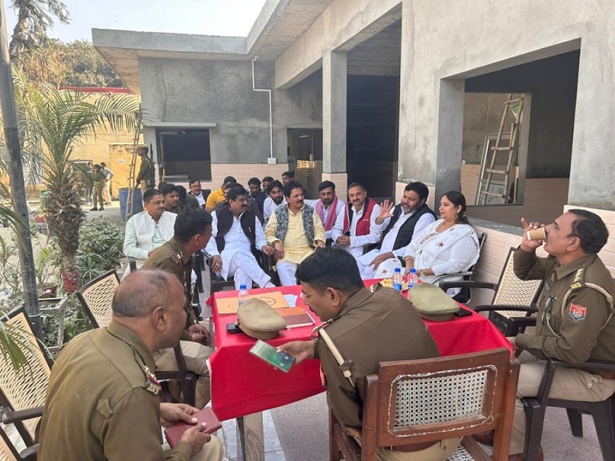 Sambhal News: सम्भल जाने की कोशिश कर रहे सपाईयों को पुलिस ने रोका। 