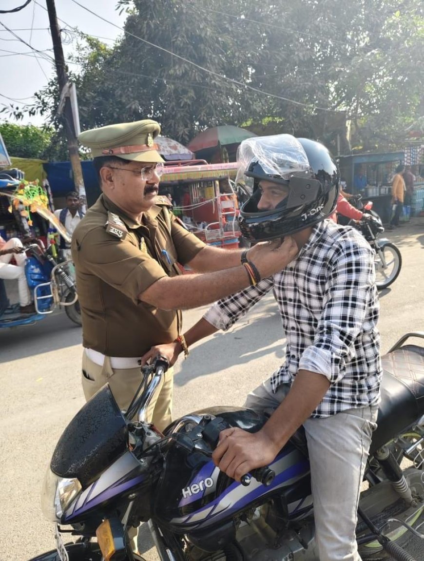 हरदोई: यातायात पुलिस ने निःशुल्क हेलमेट बांटे, नियमों का पालन करने को जागरूक किया