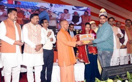 Gorakhpur News: सामूहिक विवाह समारोह में सम्मिलित हुए मुख्यमंत्री- 1200 जोड़े बंधे विवाह के पवित्र बंधन में, नव दम्पतियों को दिया आशीर्वाद। 