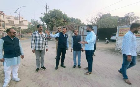 शाहजहांपुर: नगर आयुक्त ने जन-मानस से वार्ता कर सुविधाओं के सम्बंध में फीडबैक लिया