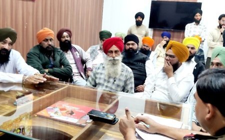 Uttarakhand News: पगड़ी को लेकर सिख समाज के लोगों ने एसएसआई विनोद फर्त्याल का किया घेराव। 
