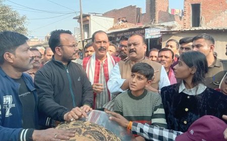 Shahjahanpur News: बेटे के हत्यारों की गिरफ्तारी की मांग को लेकर निगोही रोड पर शव रखकर लगाया जाम। 