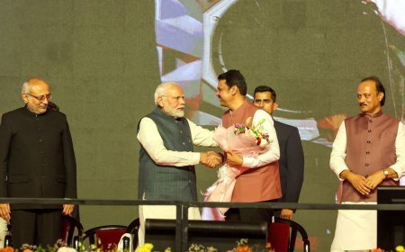 मुंबई: देवेंद्र फडणवीस बने महाराष्ट्र के मुख्यमंत्री, देश की कई हस्तियाँ शपथ ग्रहण समारोह में शामिल हुयीं