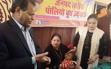 Shahjahanpur News: जिला पंचायत अध्यक्ष और मुख्य चिकित्सा अधिकारी ने बच्चों को पोलियो खुराक पिलाकर बूथ का किया उद्घाटन। 