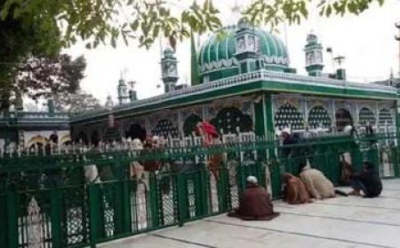 UP News: मुसलमानों ने बांग्लादेश की हिंदुओं के लिए मांगी दुआ, कलियर शरीफ पर चढ़ाई चादर। 