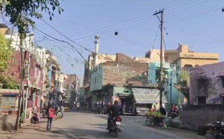 Sambhal News: व्यस्ततम चौराहे पर लटकता तार दे रहा हादसे को दावत। 