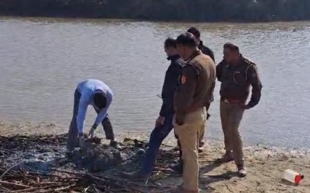 Bijnor News: पत्नी के छोड़कर चले जाने से सुब्द्ध युवक का मिला अर्धजला शव।