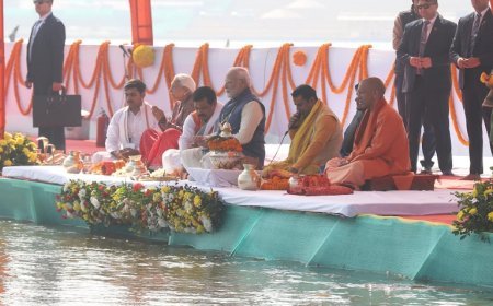 वैदिक मंत्रों के बीच पीएम मोदी ने किया संगम अभिषेक, निषादराज क्रूज पर सवार होकर संगम नोज पर पहुंचे प्रधानमंत्री नरेंद्र मोदी। 