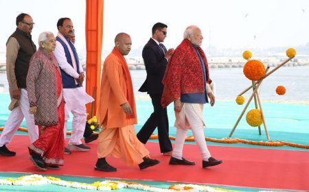 महाकुम्भ-2025 के सफल आयोजन के लिए यजमान बने पीएम मोदी ने अक्षय वट के समक्ष सभी तीर्थों का किया आह्वान।