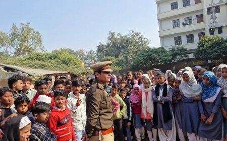 Hardoi News: स्कूल में छात्राओं को सुरक्षा के प्रति किया गया जागरूक। 